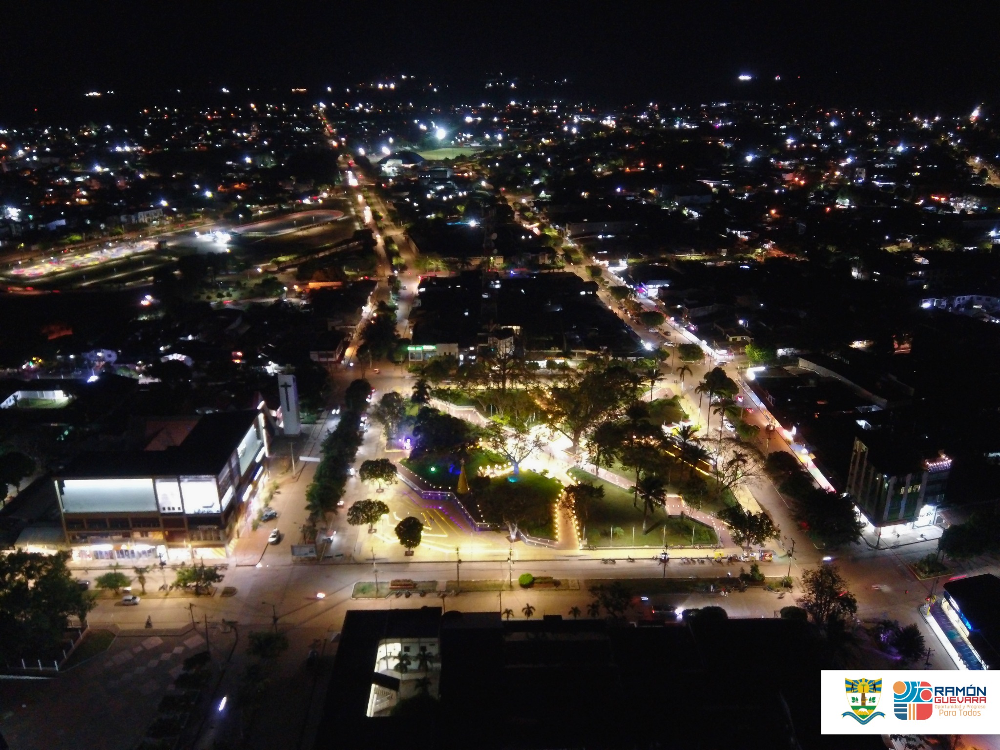 Vista aérea nocturna del parque La Constitución.jpg